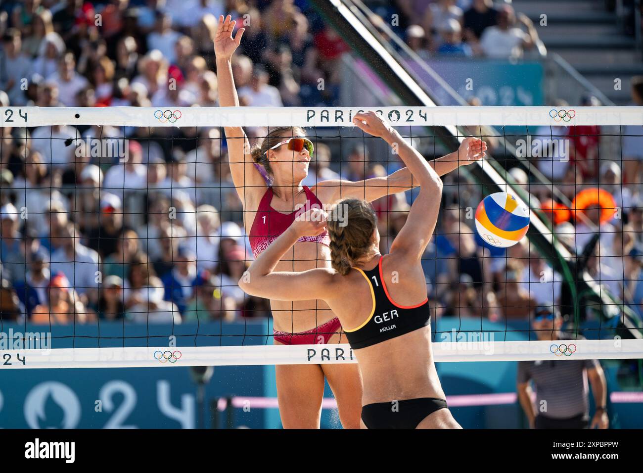 MUELLER Svenja, TILLMANN Cinja (Deutschland) vs GRAUDINA Tina, SAMOILOVA Anastasija (Lettland), im Bild GRAUDINA Tina am Ball, FRA, Olympische Spiele Paris 2024, Beachvolleyball, Frauen Achtelfinale, 05.08.2024 Foto: Eibner-Pressefoto/Michael Memmler Stockfoto