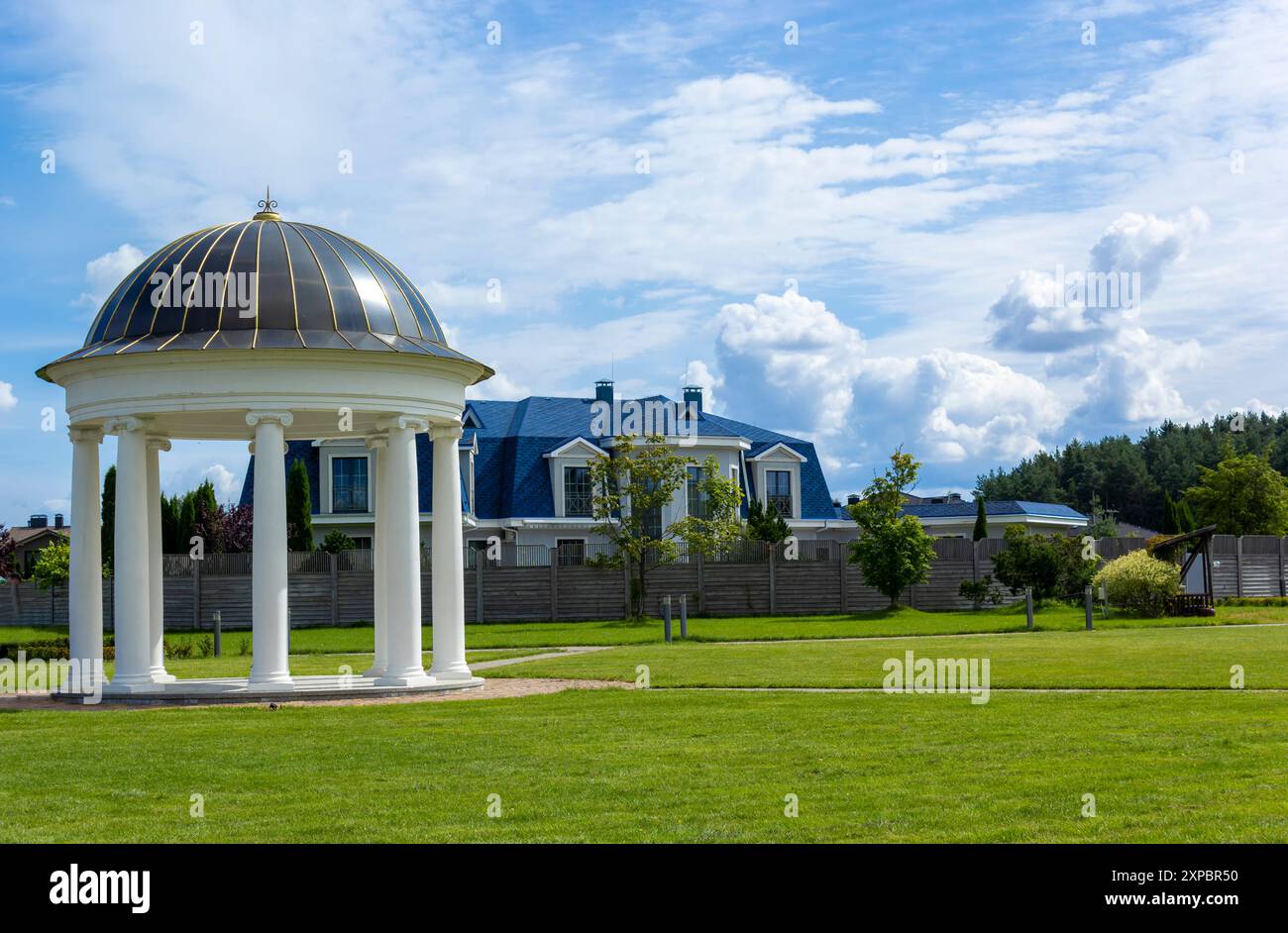 Rotunde und Privathaus an einem Sommertag. Europa Stockfoto