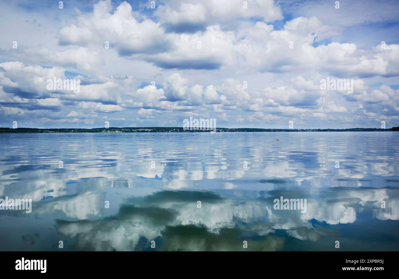 Ozean, Meereshintergrund und Himmel in den Wolken. Für Sommerferien. Natur Sommer Meerwasser mit Sonnenlicht. Das Meer glitzert am blauen Himmel. Stockfoto