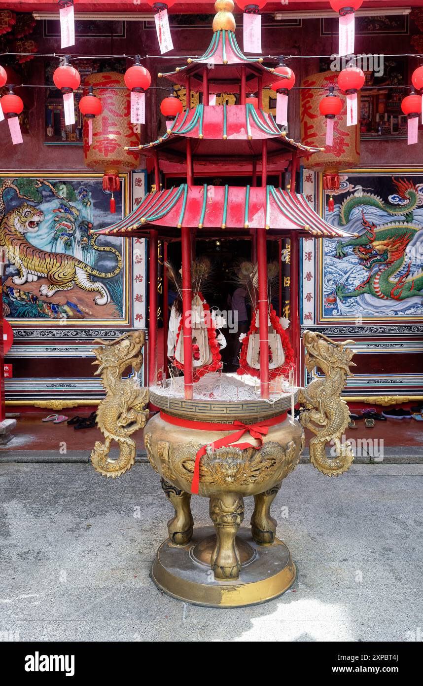 Chinesischer Tempel Weihrauchbrenner mit Haube, Räuchergefäß, vor dem Tempel Hiang Thian sang ti Temple Carpenter Street Tempel in Kuching, Malaysia Stockfoto