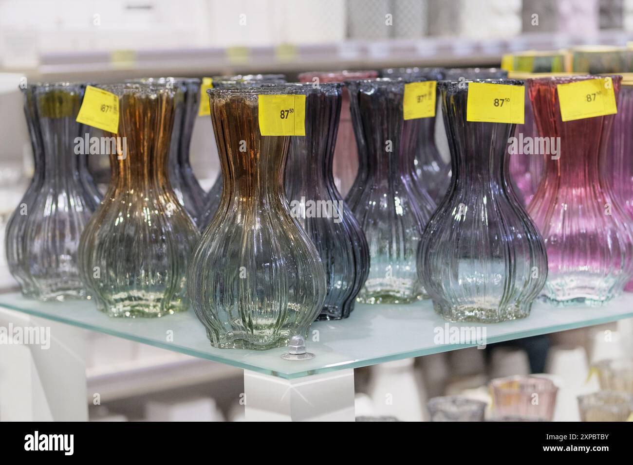 Farbige Glasvasen werden im Geschäft verkauft. Gläser für Blumen. Stockfoto