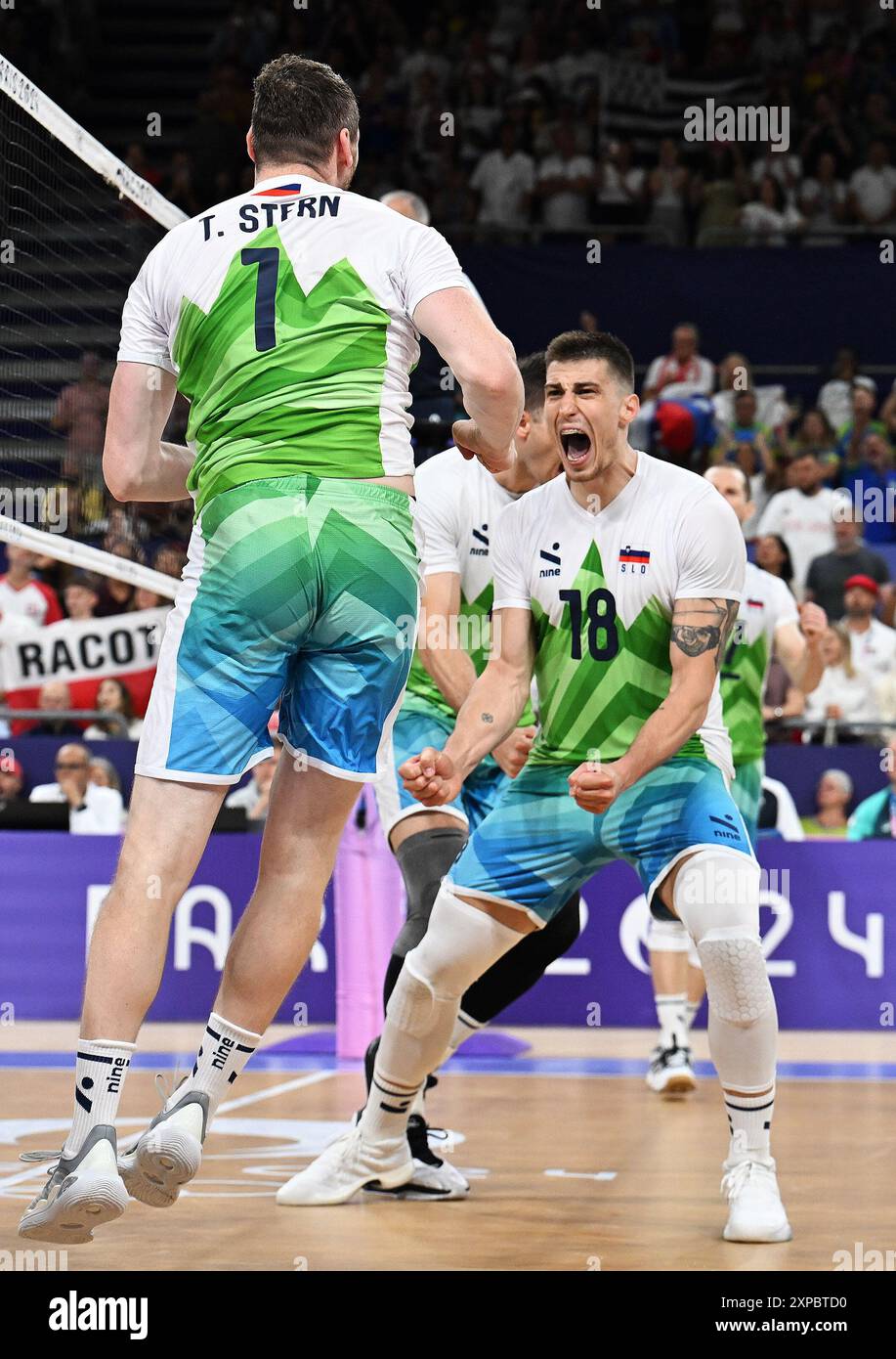 Paris, Frankreich. August 2024. Klemen Cebulj (R) und Toncek Stern (L) von der slowenischen Mannschaft feiern beim Viertelfinale des Volleyballspiels zwischen Slowenien und Polen bei den Olympischen Spielen 2024 in Paris, Frankreich, 5. August 2024. Quelle: Liu Dawei/Xinhua/Alamy Live News Stockfoto