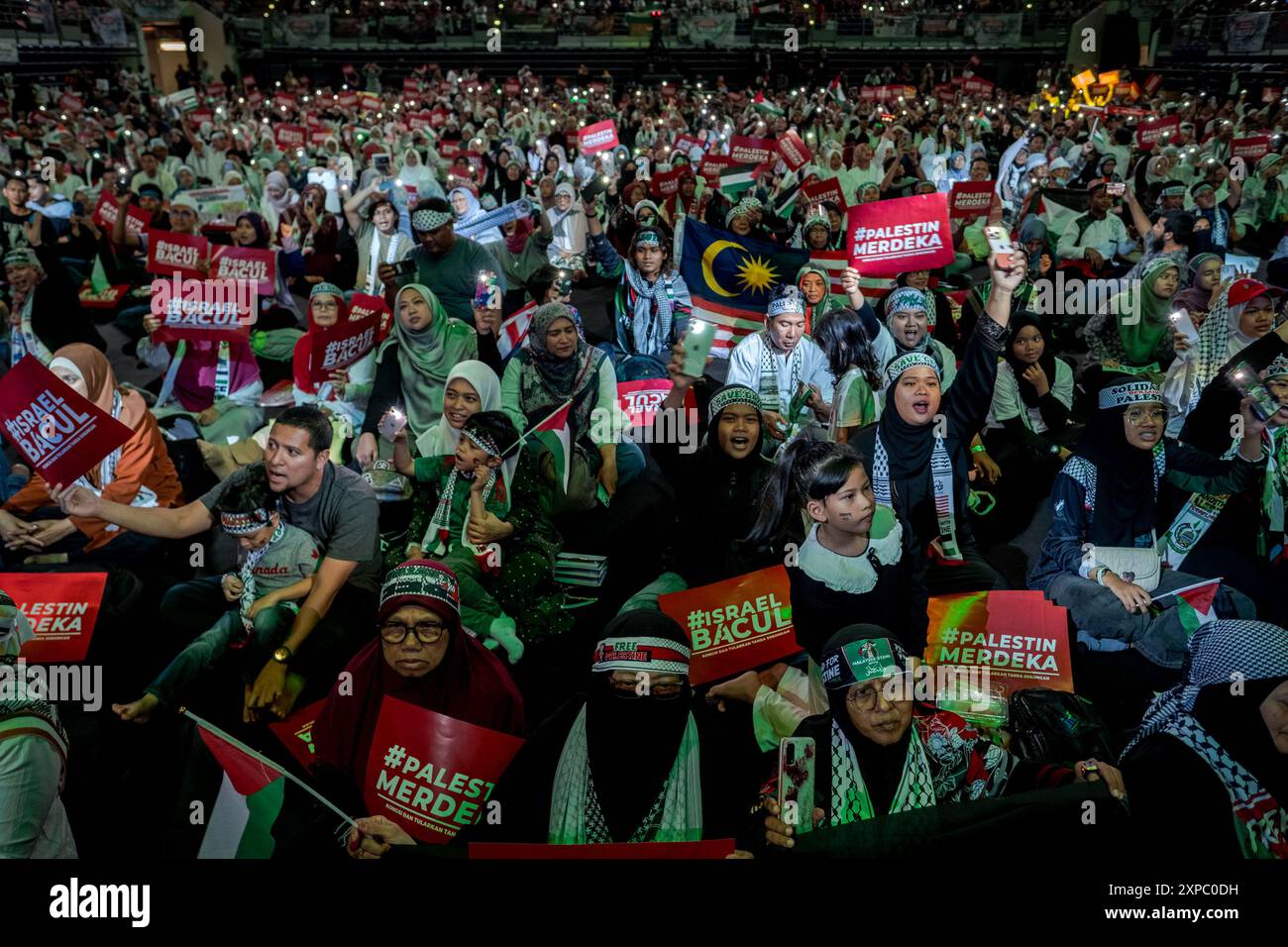 Wilayah Persekutuan, Malaysia. August 2024. Die Teilnehmer treffen sich während der Freies Palästina-Rallye in der Axiata Arena. Es wird geschätzt, dass mehr als 12.000 Teilnehmer an diesem Treffen teilgenommen haben, bei dem nicht nur Muslime, sondern auch Menschen aus anderen Religionen mit einem humanitären Geist anwesend waren, der darauf dringt, die Behandlung des zionistischen Regimes unverzüglich zu stoppen. (Foto: Syaifull Redzuan/SOPA Images/SIPA USA) Credit: SIPA USA/Alamy Live News Stockfoto