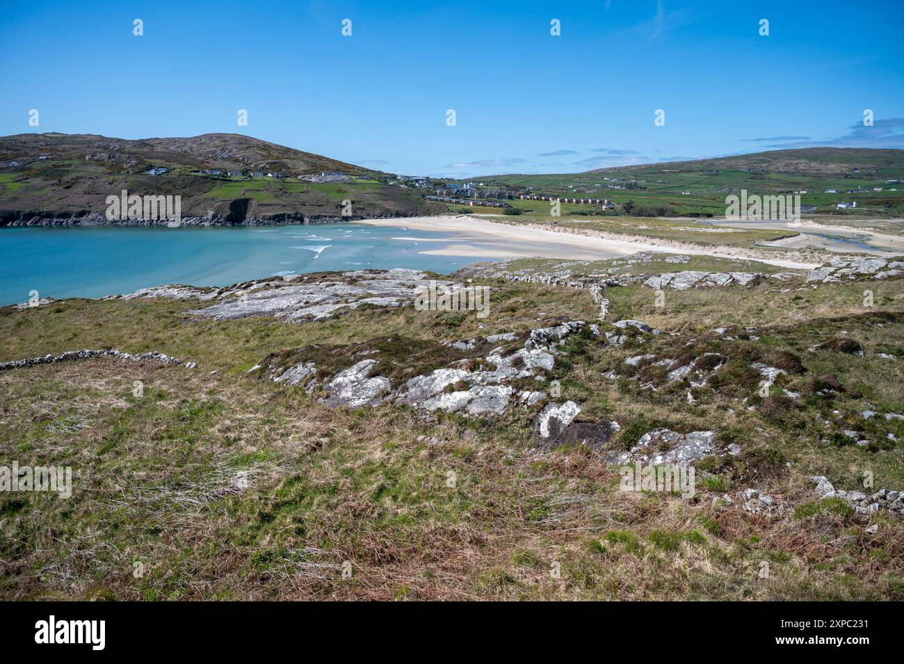 Gerley Cove Beach am sonnigen Frühlingstag mit Wolken Stockfoto