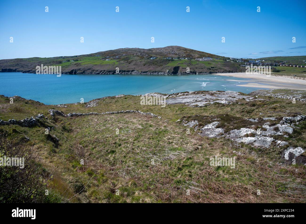 Gerley Cove Beach am sonnigen Frühlingstag mit Wolken Stockfoto
