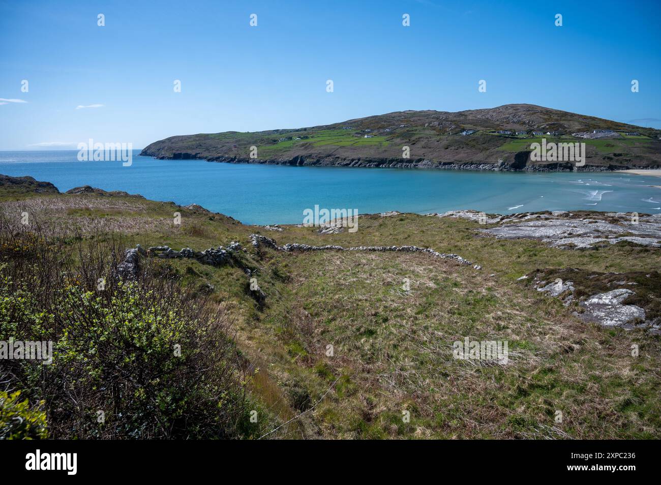 Gerley Cove Beach am sonnigen Frühlingstag mit Wolken Stockfoto