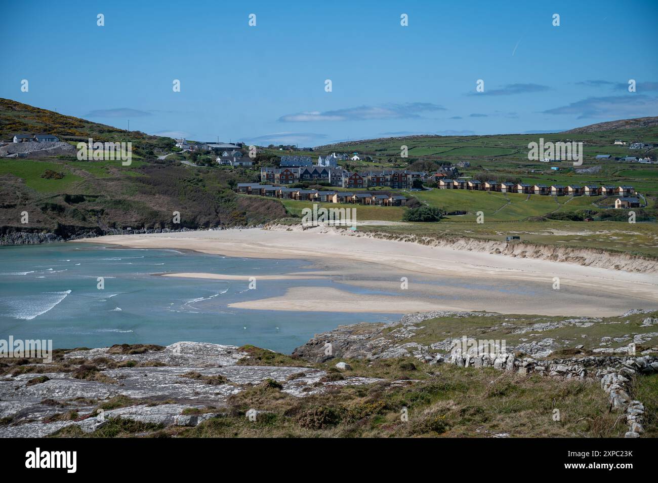 Gerley Cove Beach am sonnigen Frühlingstag mit Wolken Stockfoto