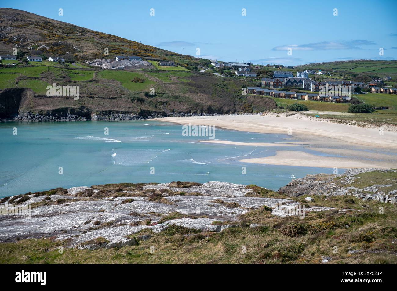 Gerley Cove Beach am sonnigen Frühlingstag mit Wolken Stockfoto