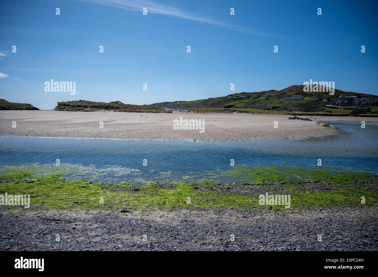 Gerley Cove Beach am sonnigen Frühlingstag mit Wolken Stockfoto