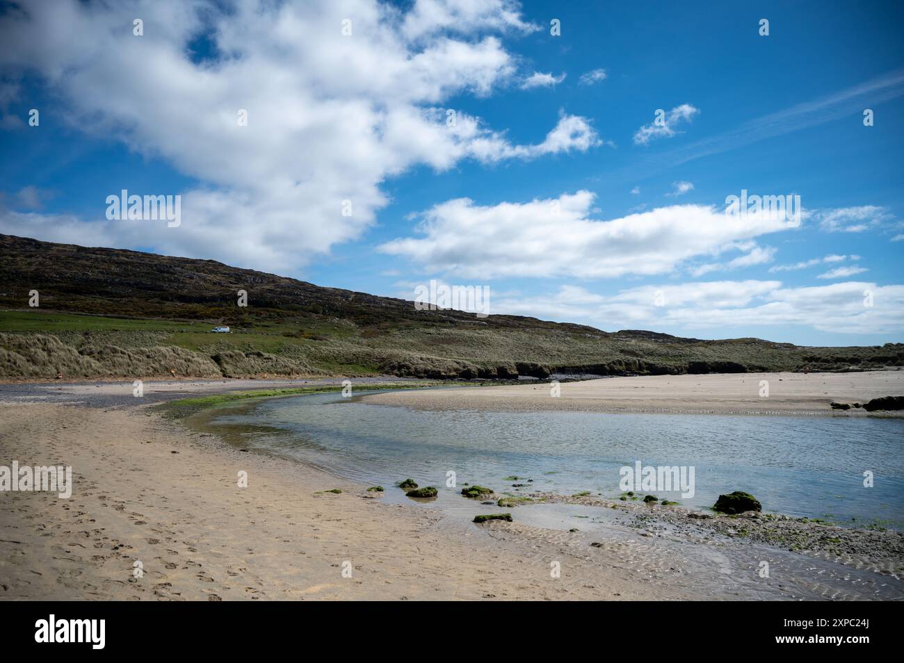 Gerley Cove Beach am sonnigen Frühlingstag mit Wolken Stockfoto