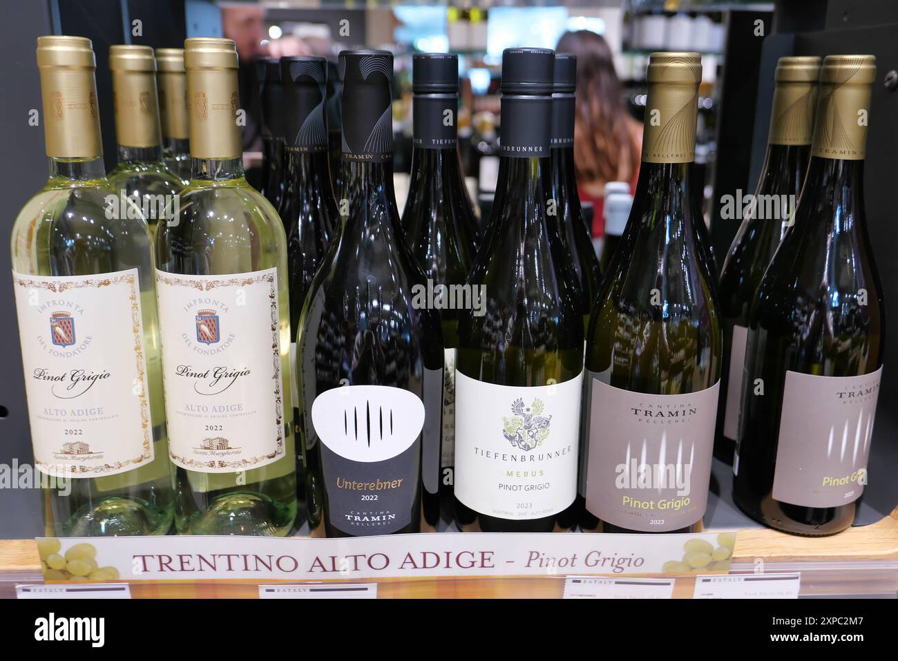 TRENTINO SÜDTIROL PINOT GRIGIO FLASCHEN WEIN IM LEBENSMITTELGESCHÄFT Stockfoto