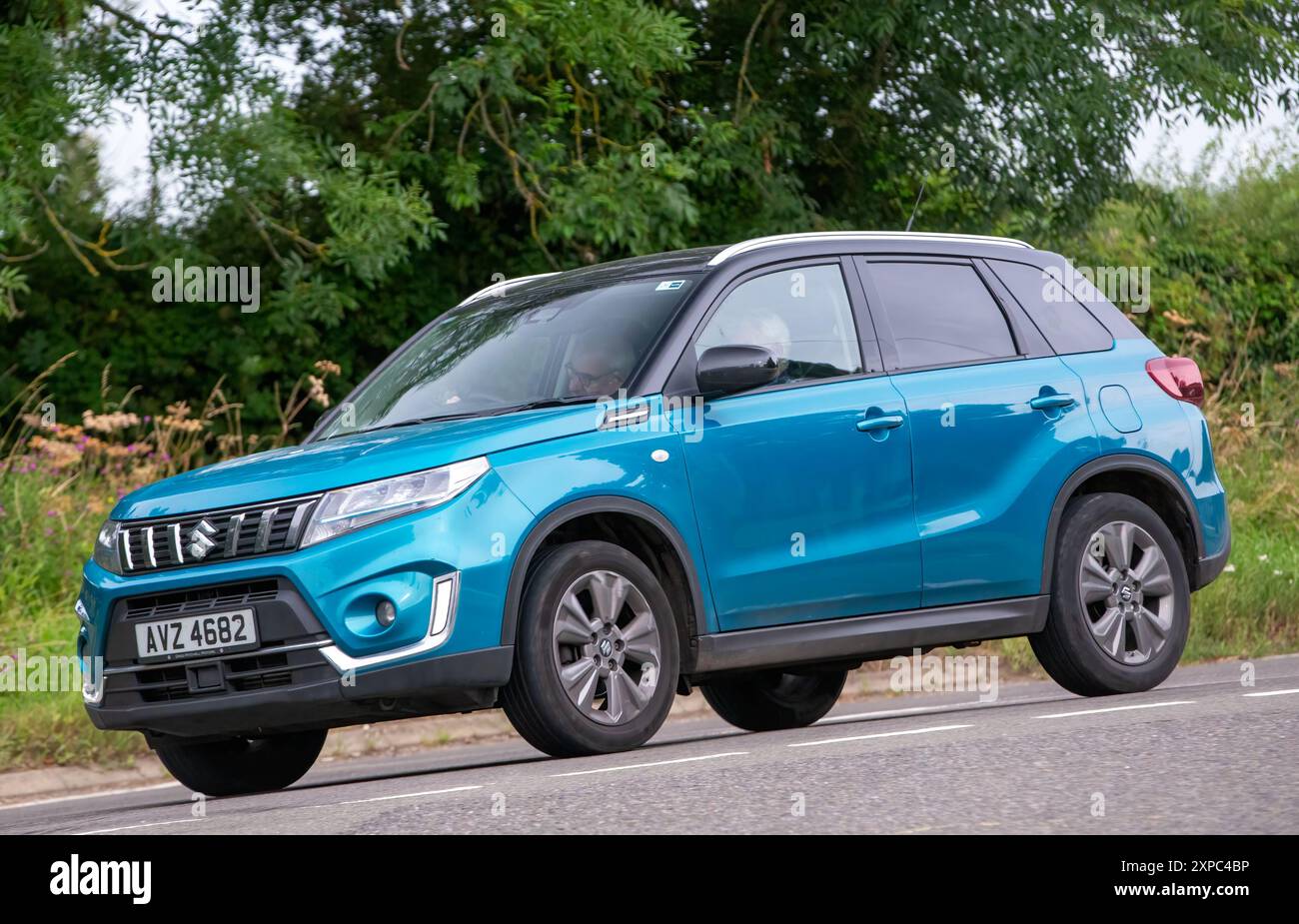 Whittlebury, Norhants, Großbritannien - 4. August 2024. 2023 türkisfarbenes Suzuki Vitara Hybrid-Elektroauto, das auf einer britischen Landstraße fährt Stockfoto