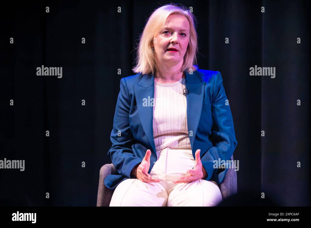 Edinburgh, Vereinigtes Königreich. 5. August 2024 Im Bild: Ehemaliger Konservativer Premierminister Liz Truss. Während des Interviews sagte sie, der Grund, warum das Land in einem Chaos steckt, sei, dass das Land keine ernsthafte Diskussion darüber führe, was mit der Wirtschaft nicht stimmt. Die All Talk-Reihe von Interviews beim diesjährigen Edinburgh Fringe Festival zeigt den Gastmoderator Matthew Stadlen. Quelle: Rich Dyson/Alamy Live News Stockfoto