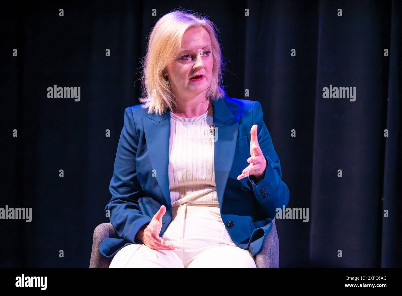 Edinburgh, Vereinigtes Königreich. 5. August 2024 Im Bild: Ehemaliger Konservativer Premierminister Liz Truss. Während des Interviews sagte sie, der Grund, warum das Land in einem Chaos steckt, sei, dass das Land keine ernsthafte Diskussion darüber führe, was mit der Wirtschaft nicht stimmt. Die All Talk-Reihe von Interviews beim diesjährigen Edinburgh Fringe Festival zeigt den Gastmoderator Matthew Stadlen. Quelle: Rich Dyson/Alamy Live News Stockfoto