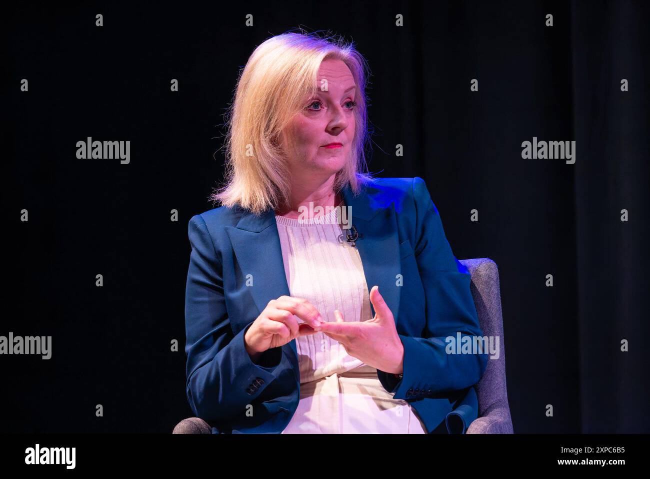 Edinburgh, Vereinigtes Königreich. 5. August 2024 Im Bild: Ehemaliger Konservativer Premierminister Liz Truss. Während des Interviews sagte sie, der Grund, warum das Land in einem Chaos steckt, sei, dass das Land keine ernsthafte Diskussion darüber führe, was mit der Wirtschaft nicht stimmt. Die All Talk-Reihe von Interviews beim diesjährigen Edinburgh Fringe Festival zeigt den Gastmoderator Matthew Stadlen. Quelle: Rich Dyson/Alamy Live News Stockfoto