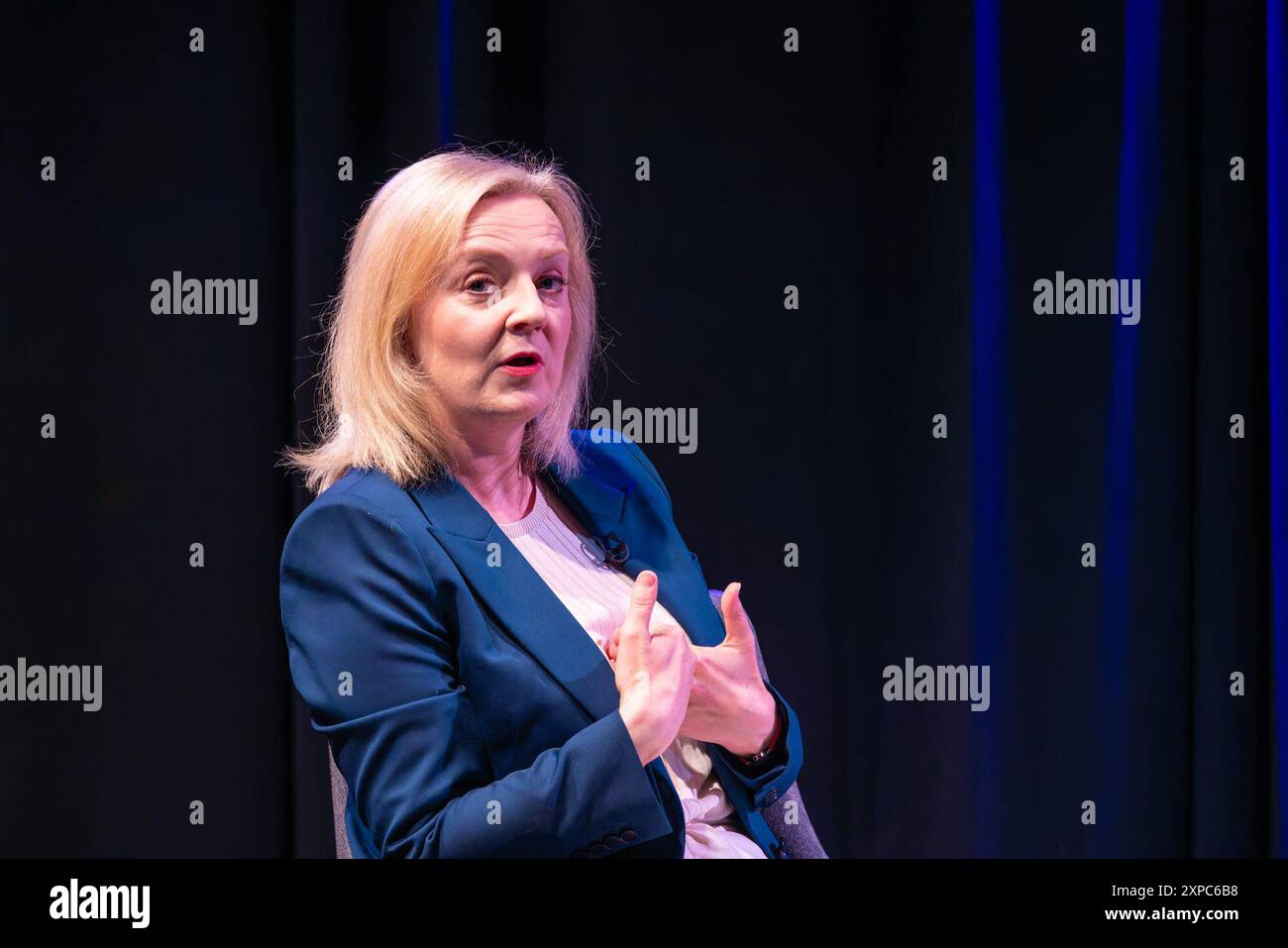 Edinburgh, Vereinigtes Königreich. 5. August 2024 Im Bild: Ehemaliger Konservativer Premierminister Liz Truss. Während des Interviews sagte sie, der Grund, warum das Land in einem Chaos steckt, sei, dass das Land keine ernsthafte Diskussion darüber führe, was mit der Wirtschaft nicht stimmt. Die All Talk-Reihe von Interviews beim diesjährigen Edinburgh Fringe Festival zeigt den Gastmoderator Matthew Stadlen. Quelle: Rich Dyson/Alamy Live News Stockfoto