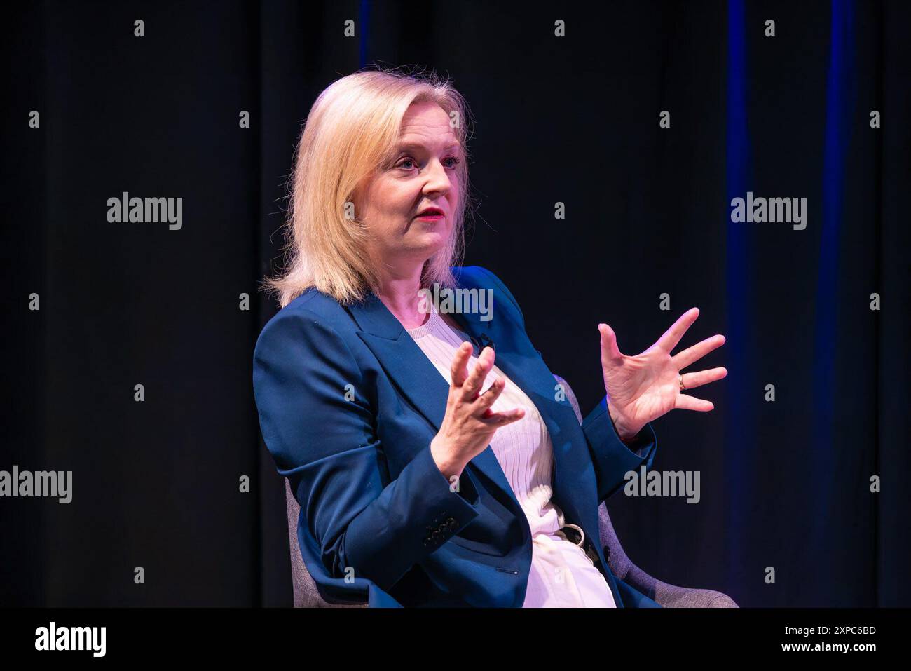 Edinburgh, Vereinigtes Königreich. 5. August 2024 Im Bild: Ehemaliger Konservativer Premierminister Liz Truss. Während des Interviews sagte sie, der Grund, warum das Land in einem Chaos steckt, sei, dass das Land keine ernsthafte Diskussion darüber führe, was mit der Wirtschaft nicht stimmt. Die All Talk-Reihe von Interviews beim diesjährigen Edinburgh Fringe Festival zeigt den Gastmoderator Matthew Stadlen. Quelle: Rich Dyson/Alamy Live News Stockfoto