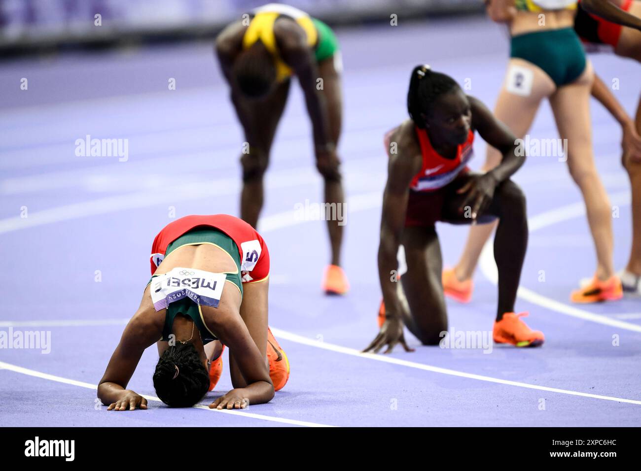 Worknesh Mesele aus Äthiopien und Mary Moraa aus Kenia reagieren, nachdem sie am 4. August 2024 im Halbfinale der Frauen über 800 m bei den Olympischen Spielen 2024 im Stade de France in Paris (Frankreich) teilgenommen hatten. Stockfoto