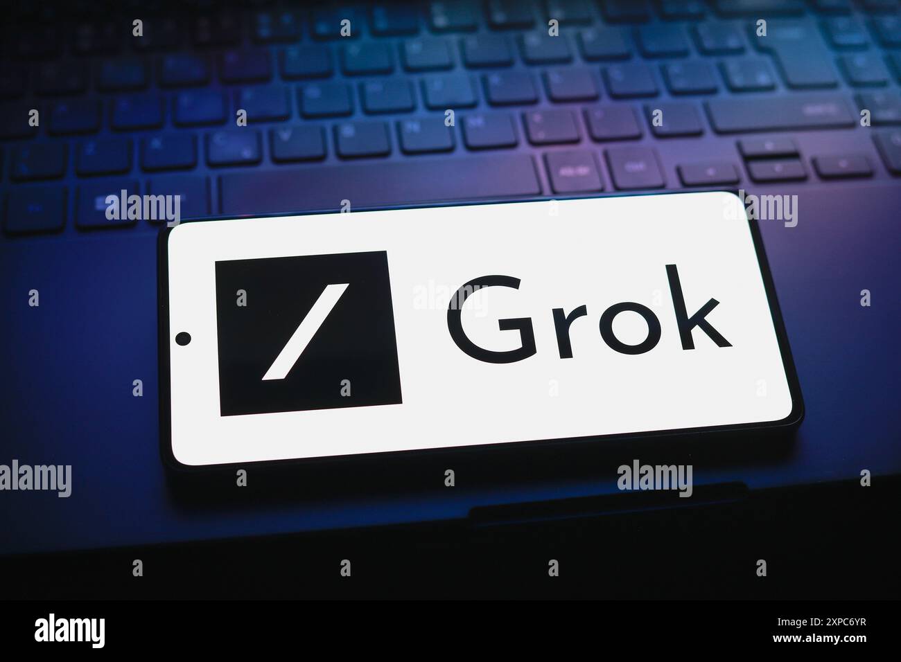 In dieser Abbildung wird das Grok-Logo auf einem Smartphone-Bildschirm angezeigt. Stockfoto