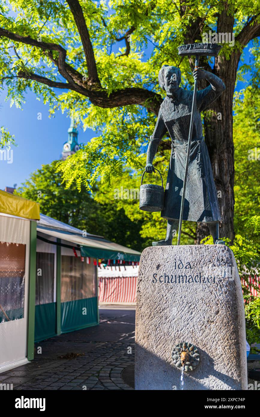 Brunnen zur Feier der berühmten bayerischen Volkskünstlerin Ida Schumacher. Stockfoto