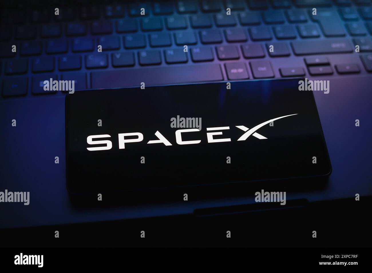 Paraguay. August 2024. In dieser Abbildung wird das Logo der Space Exploration Technologies Corp. (SpaceX) auf einem Smartphone-Bildschirm angezeigt. (Foto von Jaque Silva/SOPA Images/SIPA USA) *** ausschließlich für redaktionelle Nachrichten *** Credit: SIPA USA/Alamy Live News Stockfoto