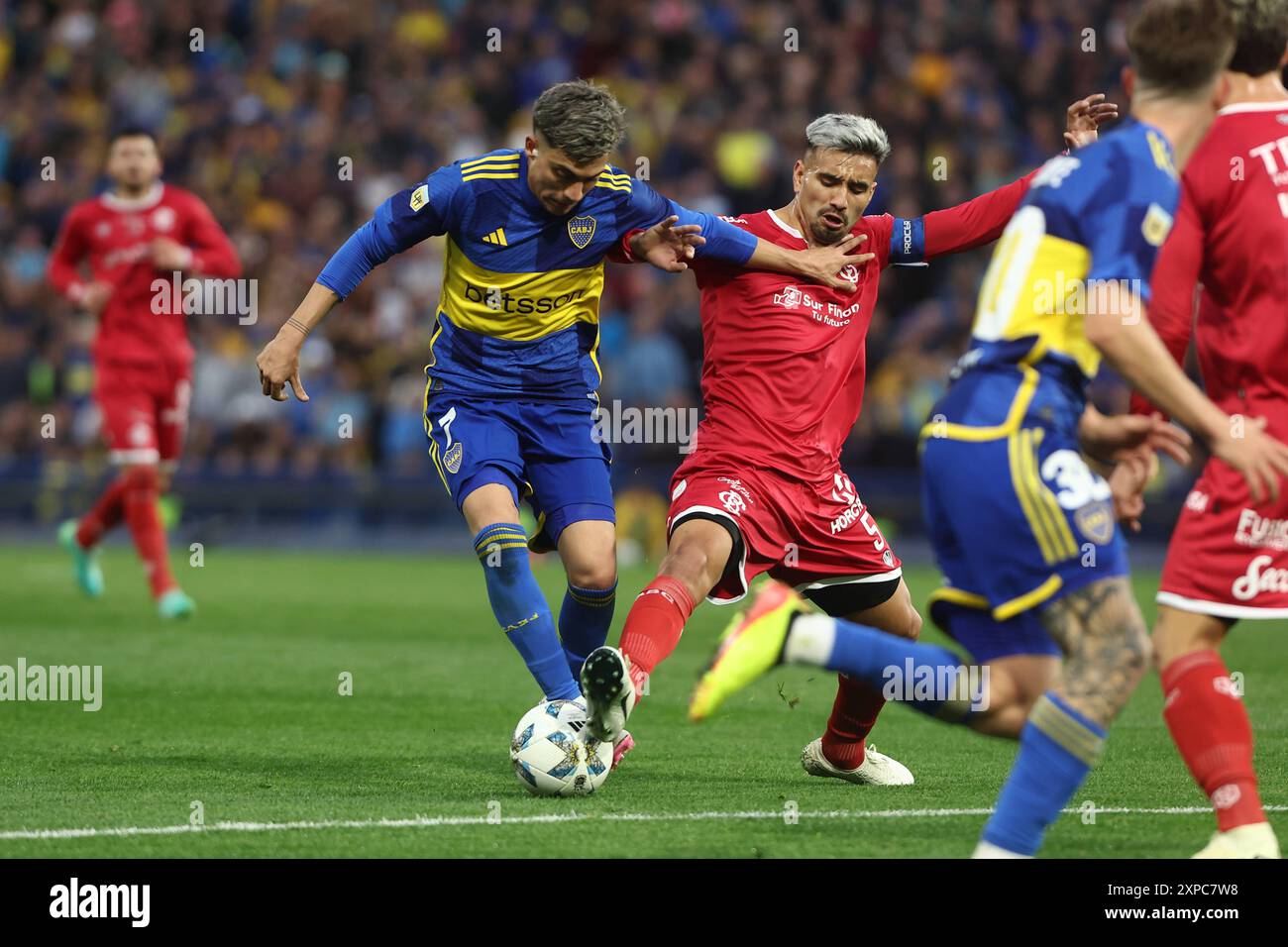 Boca Juniors Stürmer Ezequiel Zeballos C wetteifertet mit Barracas Central Mittelfeldspieler Rodrigo Herrera während des Argentine Professional Football League Turniers 2024 Cesar Luis Menotti Spiel zwischen Boca Juniors und Barracas Central im La Bombonera Stadion in Buenos Aires am 4. August 2024 BUENOS AIRES ARGENTINIEN Copyright: xALEJANDROxPAGNIx Stockfoto