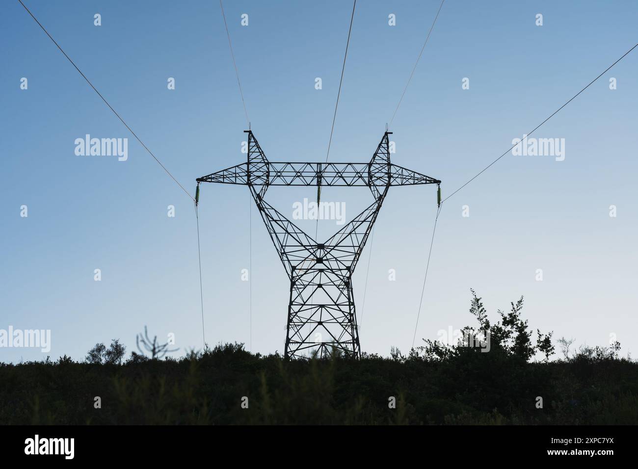 Silhouette einer Stromleitung vor dem Hintergrund eines klaren Himmels in den Alpen bei Nizza in Südfrankreich. Stockfoto