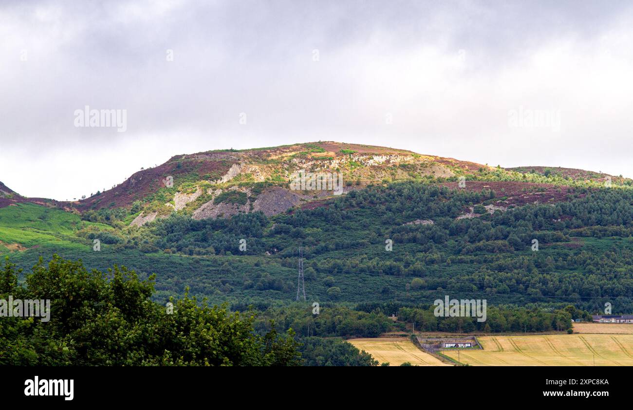 Dundee, Tayside, Schottland, Großbritannien. August 2024. Wetter in Großbritannien: Über Dundee brüten sich Gewitter, während die dunklen Wolken aus dem Südwesten hereinbrechen. Die Sonne im August und die niedrige Wolkendecke bieten einen wunderschönen Blick auf die Sidlaw Hills und das Strathmore Valley in Schottland. Quelle: Dundee Photographics/Alamy Live News Stockfoto