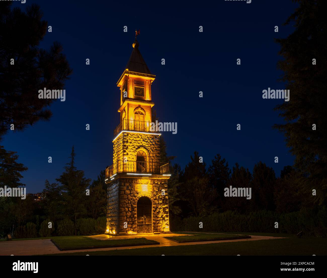 Nachtblick auf den Bilecik Uhrturm. Gelegen im Garten des Stadtpalastes von Bilecik. Lokale touristische und historische Reiseziele in der Türkei Stockfoto