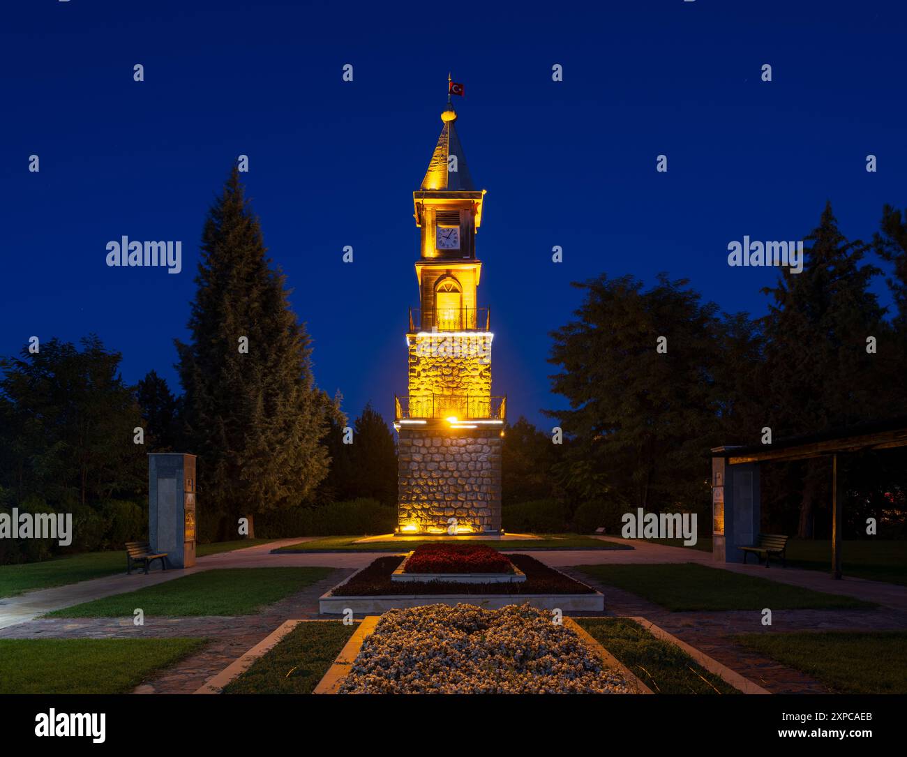 Nachtblick auf den Bilecik Uhrturm. Gelegen im Garten des Stadtpalastes von Bilecik. Lokale touristische und historische Reiseziele in der Türkei Stockfoto