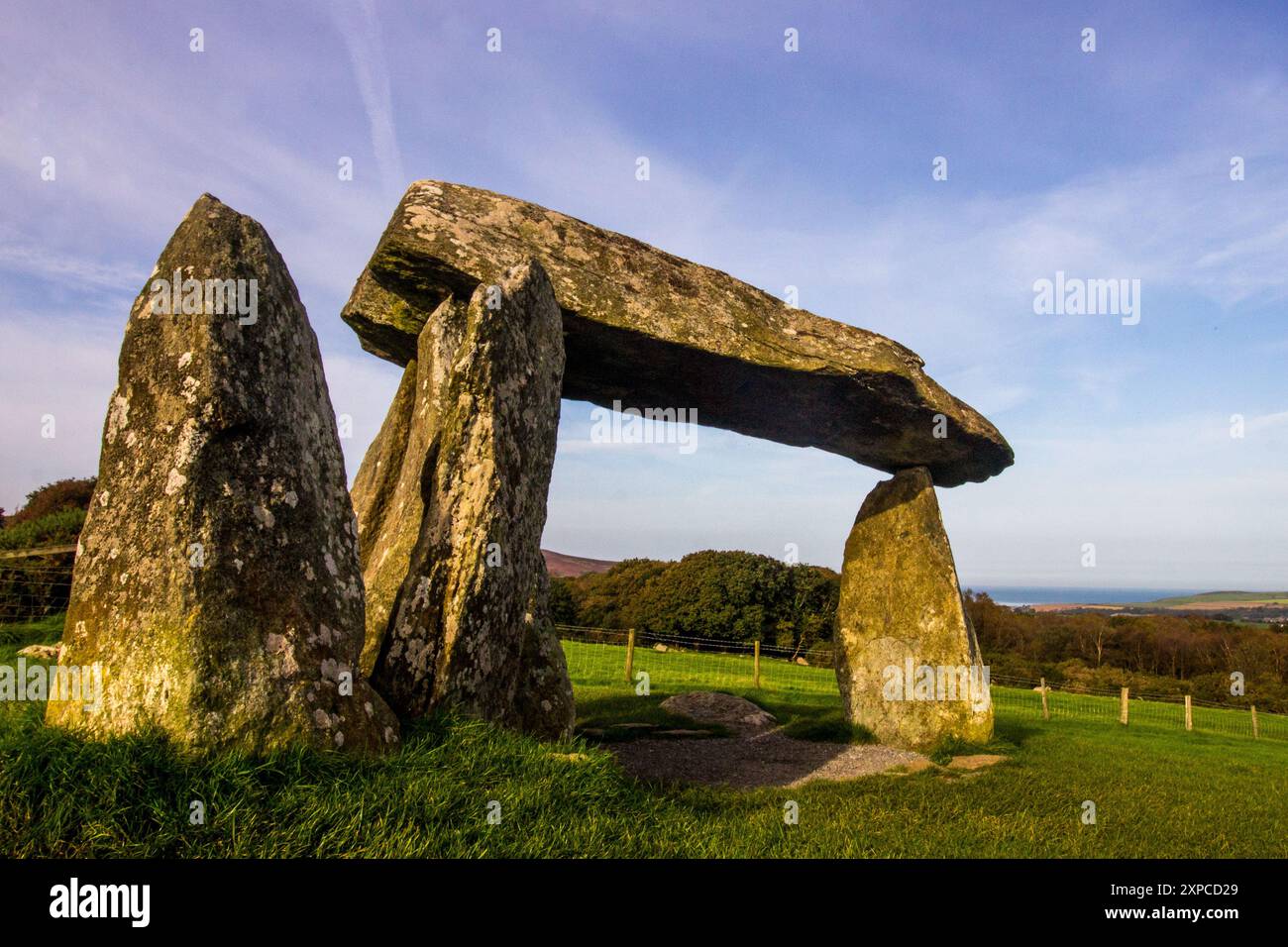 Der beeindruckende und geheimnisvolle neolithische Dolmen Pentra Ifan, der Wache in der walisischen Landschaft steht Stockfoto