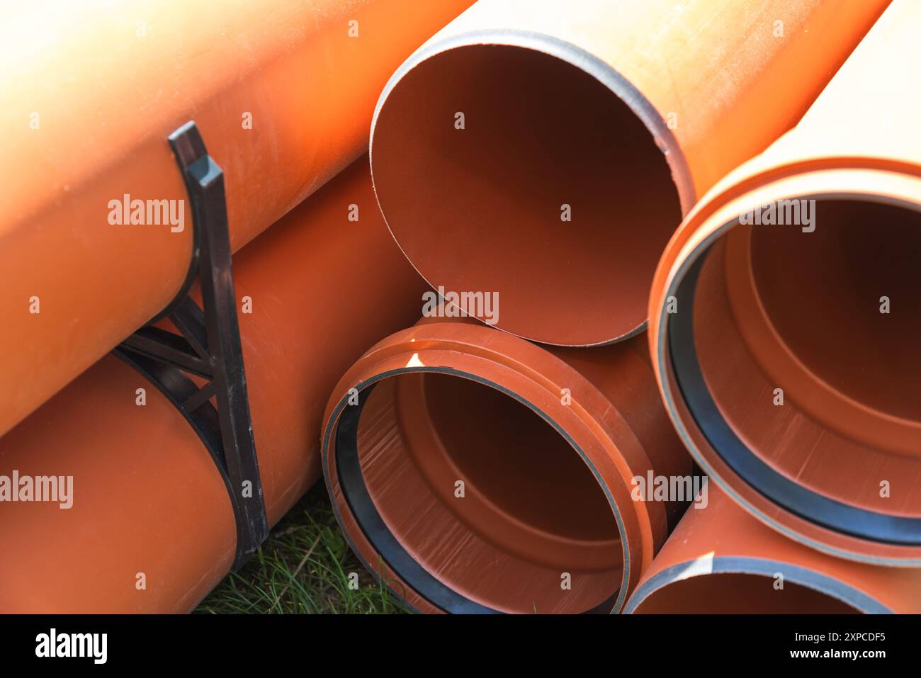 Kunststoffrohre für die externe Kanalisation, Elemente eines Kanalisationssystems. Nahaufnahme Stockfoto