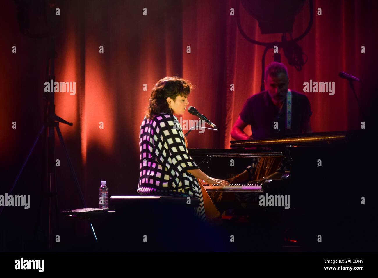 Norah Jones beim Live-Konzert. Opatija Sommerbühne, Kroatien Stockfoto