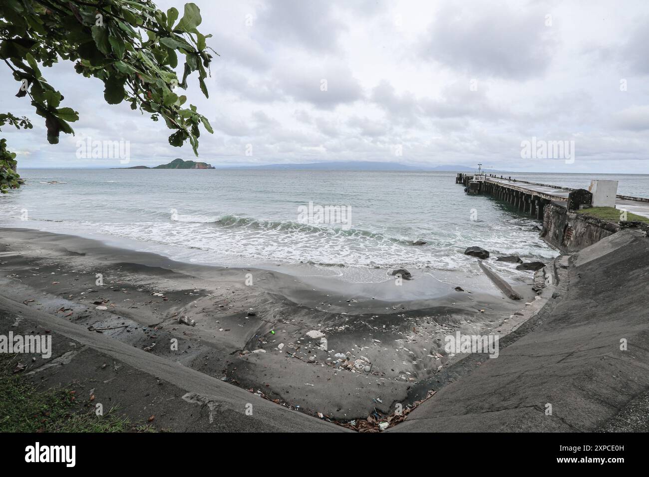 Cavite, Philippinen. August 2024: Dank einer strategischen Lage hat die befestigte Insel Corregidor die Bucht von Manila seit Jahrhunderten geschützt, wie während des 2. Weltkriegs. Die von den Amerikanern errichteten Tunnel waren das Hauptquartier von General MacArthur und Präsident Quezon. An den Stränden und Hügeln gibt es zahlreiche Küsten-Artilleriebatterien und Flugabwehrgeschütze, um die Hauptstadt des Landes vor Angriffen zu schützen. Diese Woche gaben die USA 500 Millionen US-Dollar an Militärhilfe bekannt, um die philippinische Verteidigung zu stärken und unterstrichen den Mutual Defense Treaty, ihre Allianz und Freundschaft durch die gemeinsame Geschichte. Quelle: Kevin Izorce/Alamy Live News Stockfoto Cavite, Philippinen. August 2024: Dank einer strategischen Lage hat die befestigte Insel Corregidor die Bucht von Manila seit Jahrhunderten geschützt, wie während des 2. Weltkriegs. Die von den Amerikanern errichteten Tunnel waren das Hauptquartier von General MacArthur und Präsident Quezon. An den Stränden und Hügeln gibt es zahlreiche Küsten-Artilleriebatterien und Flugabwehrgeschütze, um die Hauptstadt des Landes vor Angriffen zu schützen. Diese Woche gaben die USA 500 Millionen US-Dollar an Militärhilfe bekannt, um die philippinische Verteidigung zu stärken und unterstrichen den Mutual Defense Treaty, ihre Allianz und Freundschaft durch die gemeinsame Geschichte. Quelle: Kevin Izorce/Alamy Live News Stockfoto