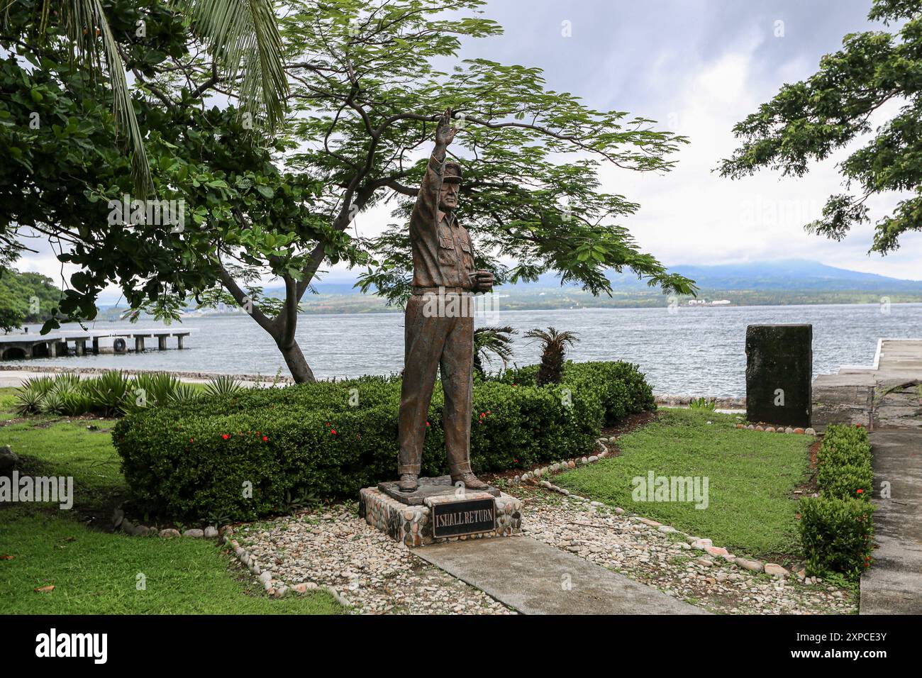 Cavite, Philippinen. August 2024: Statue von General MacArthur auf der befestigten Insel Corregidor in der Bucht von Manila, der „I Shall Return“ für immer verewigte, eine ikonische Erklärung, die sein Engagement für das philippinische Volk symbolisiert und ein unauslöschliches Zeichen der Unterstützung der philippinischen Geschichte hinterlässt. Diese Woche besuchten die US-Außenminister den Archipel, um 500 Millionen US-Dollar an Militärhilfe zur Stärkung der Verteidigung von PH, zur Modernisierung der philippinischen Armee und Küstenwache anzukündigen. Sie unterstrichen den gegenseitigen Verteidigungsvertrag, ihre Allianz und Freundschaft durch gemeinsame Geschichte. Quelle: Kevin Izorce/Alamy Live News Stockfoto