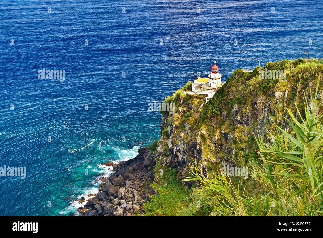 Wunderschöner Blick über den Leuchtturm Farol do Arnel vom Aussichtspunkt Ponta do Arnel an der Nordostküste von Sao Miguel, Azoren, Portugal, Europa. Stockfoto