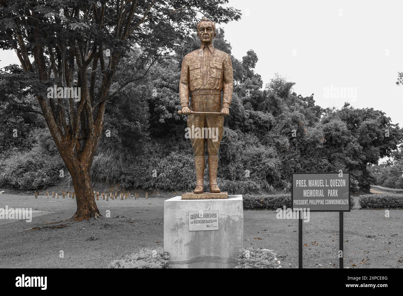 Cavite, Philippinen. August 2024: Statue des philippinischen Präsidenten Manuel Quezon auf der Festungsinsel Corregidor (Fort Mills), der größten Insel, die wie während des 2. Weltkriegs die Hafenverteidigung der Bucht von Manila bildete. Die von den Amerikanern errichteten Tunnel waren das Hauptquartier von General MacArthur & Pres Quezon. Die Hügel waren mit Küsten-Artilleriebatterien übersät, um die Hauptstadt des Landes zu verteidigen. Diese Woche gaben die USA 500 Millionen US-Dollar an Militärhilfe bekannt, um die philippinische Verteidigung zu stärken und unterstrichen den Mutual Defense Treaty, ihre Allianz und Freundschaft durch die gemeinsame Geschichte. Quelle: Kevin Izorce/Alamy Live News Stockfoto Cavite, Philippinen. August 2024: Statue des philippinischen Präsidenten Manuel Quezon auf der Festungsinsel Corregidor (Fort Mills), der größten Insel, die wie während des 2. Weltkriegs die Hafenverteidigung der Bucht von Manila bildete. Die von den Amerikanern errichteten Tunnel waren das Hauptquartier von General MacArthur & Pres Quezon. Die Hügel waren mit Küsten-Artilleriebatterien übersät, um die Hauptstadt des Landes zu verteidigen. Diese Woche gaben die USA 500 Millionen US-Dollar an Militärhilfe bekannt, um die philippinische Verteidigung zu stärken und unterstrichen den Mutual Defense Treaty, ihre Allianz und Freundschaft durch die gemeinsame Geschichte. Quelle: Kevin Izorce/Alamy Live News Stockfoto