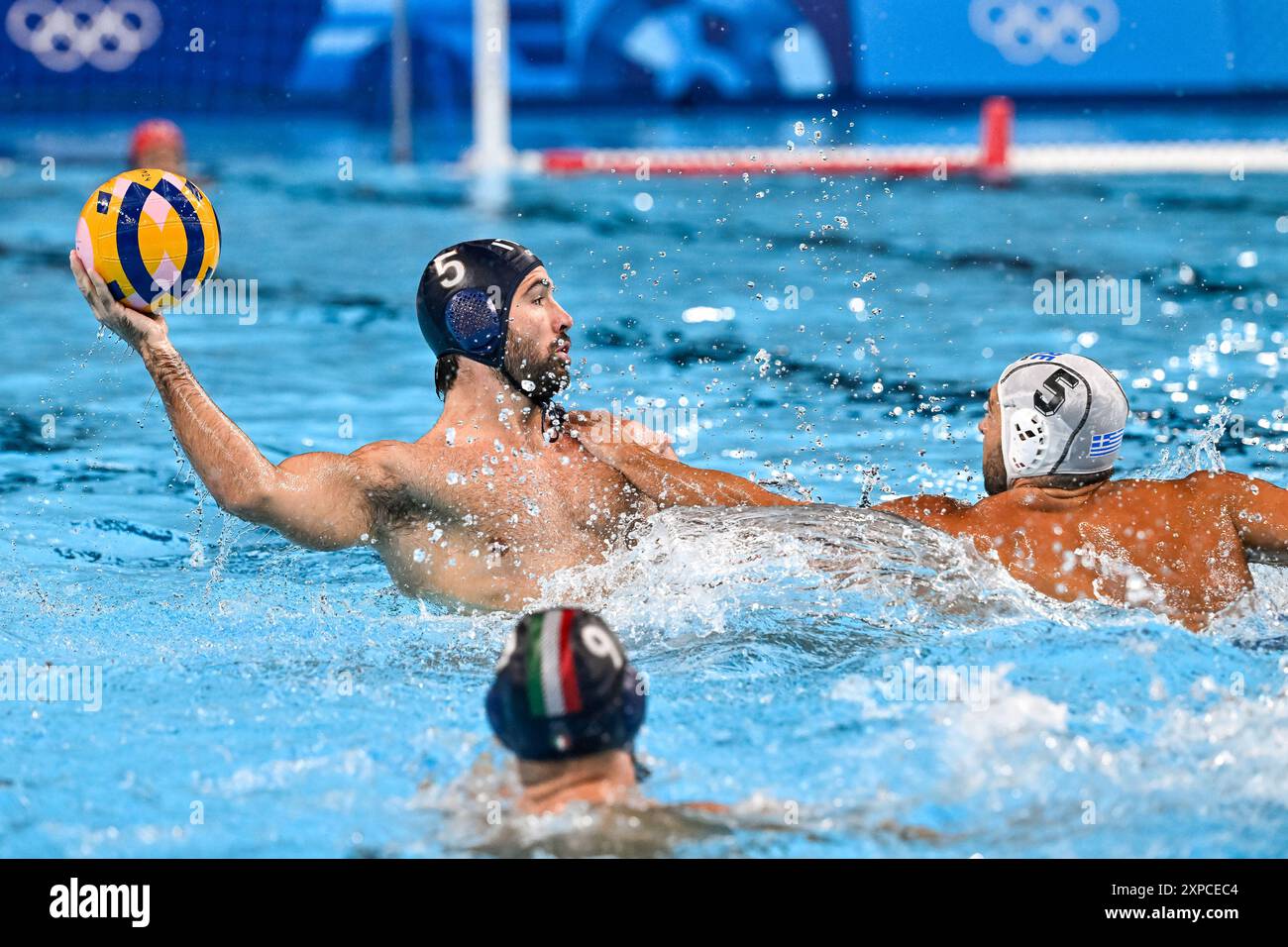 Paris, Frankreich. August 2024. Andrea Fondelli aus Italien und Ioannis Fountoulis aus Griechenland während des Wasserpolo-Matches zwischen der griechischen Mannschaft (weiße Kappen) und der italienischen Mannschaft (blaue Kappen) der Olympischen Spiele 2024 in Paris (Frankreich), 5. August 2024. Quelle: Insidefoto di andrea staccioli/Alamy Live News Stockfoto