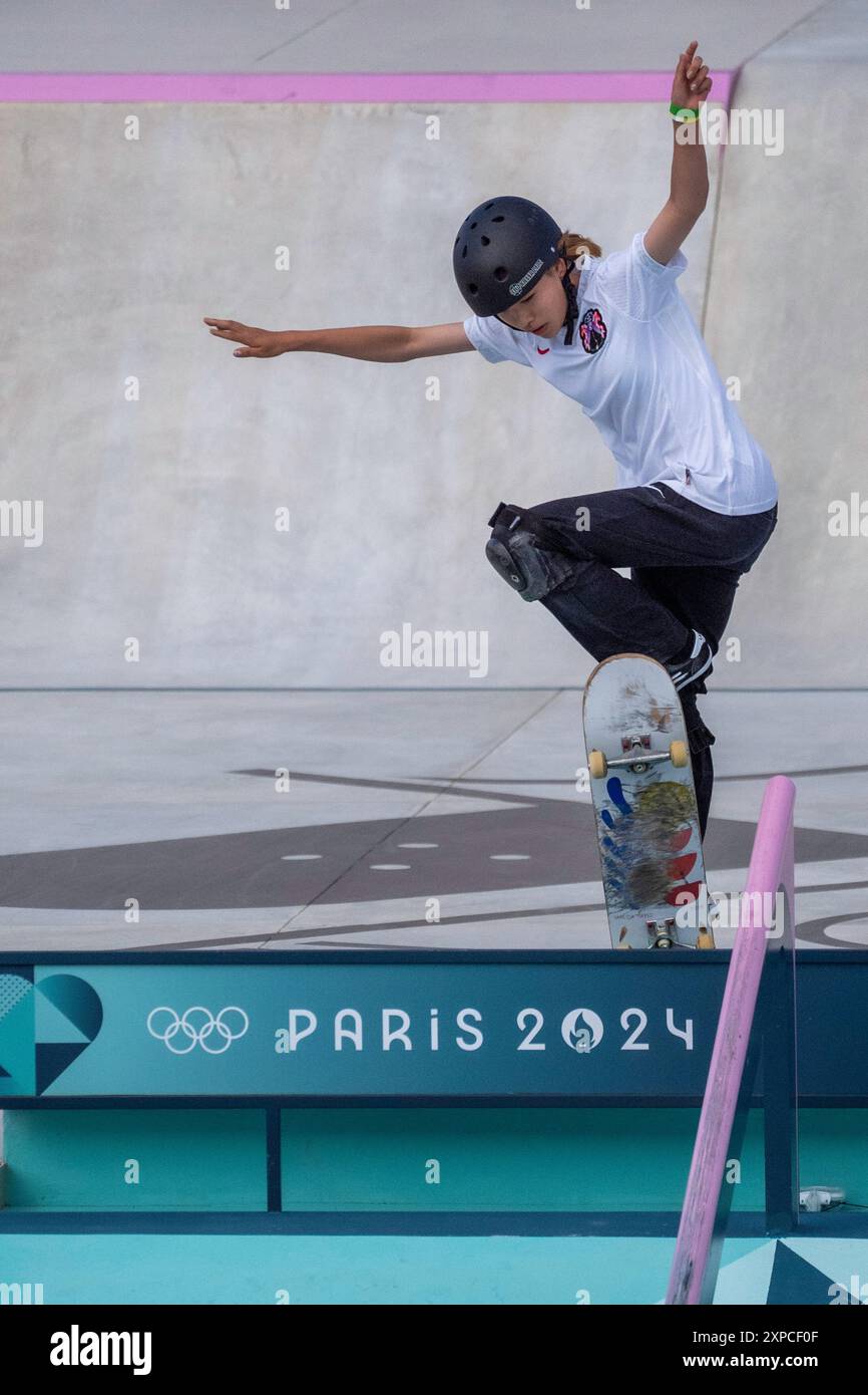 Coco Yoshizawa aus Japan gewinnt am 28. Juli 2024 bei den Olympischen Sommerspielen in Paris die Goldmedaille im Street Skateboarding Finale der Frauen Stockfoto