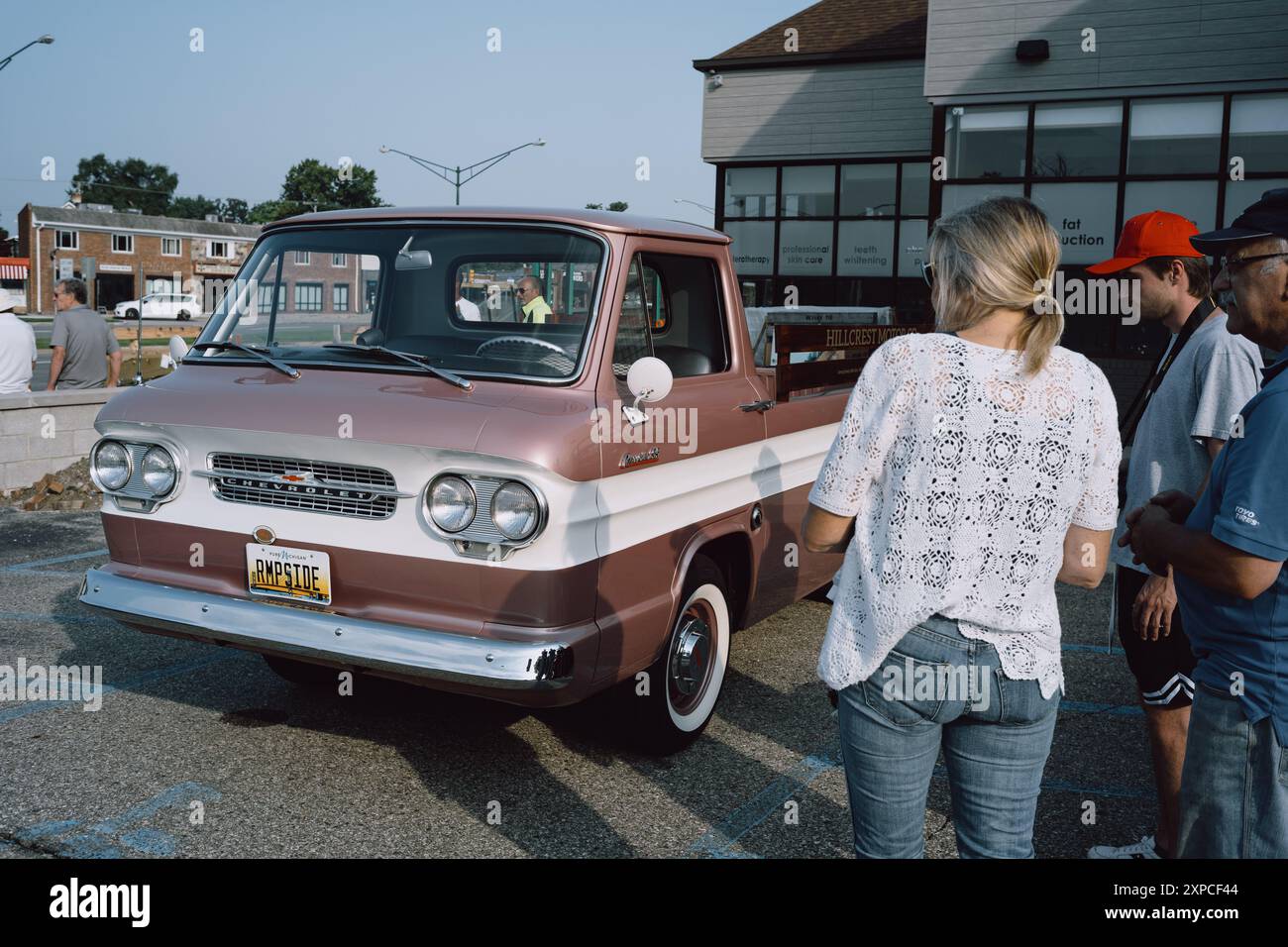 Ein Chevrolet Corvair Rampside Pickup Truck bei einer Veranstaltung im Stil von Autos und Kaffee in Birmingham, Michigan, USA Stockfoto