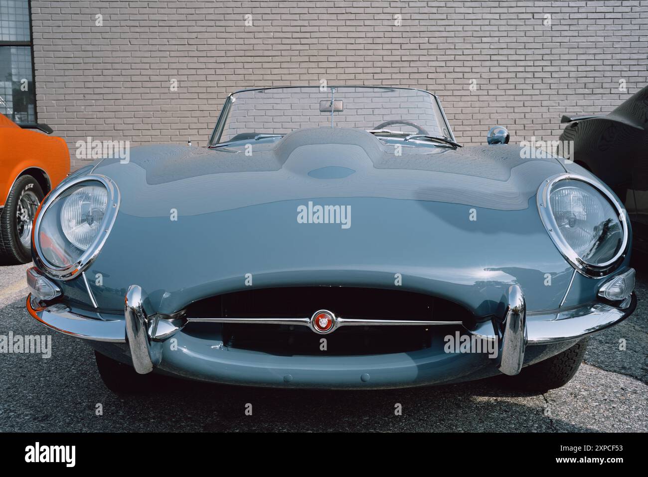 Ein Jaguar E-Type 1963 bei einer Veranstaltung im Stil von Autos und Kaffee in Birmingham, Michigan, USA Stockfoto