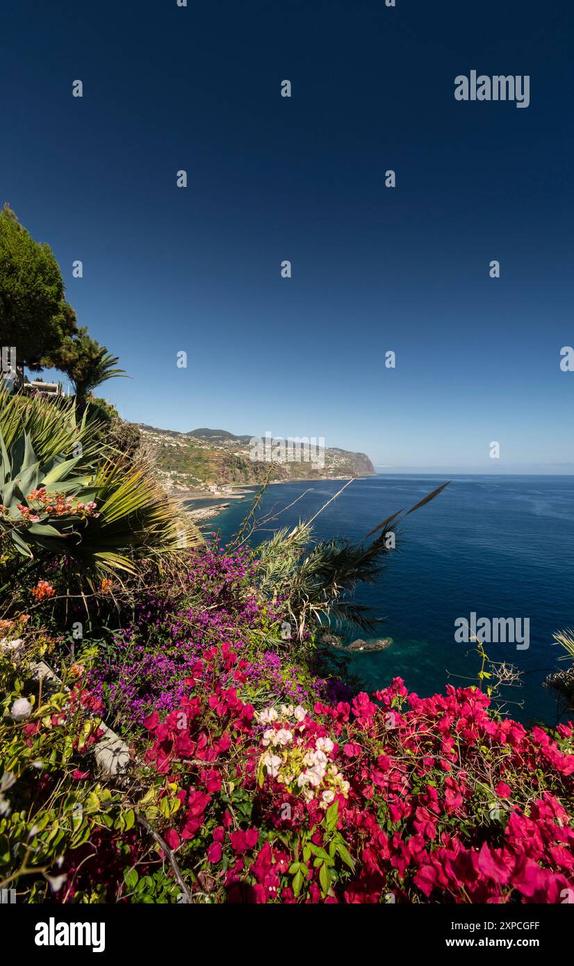 Blick auf die Küste in der Nähe von ponta do sol auf madeira portugal Stockfoto