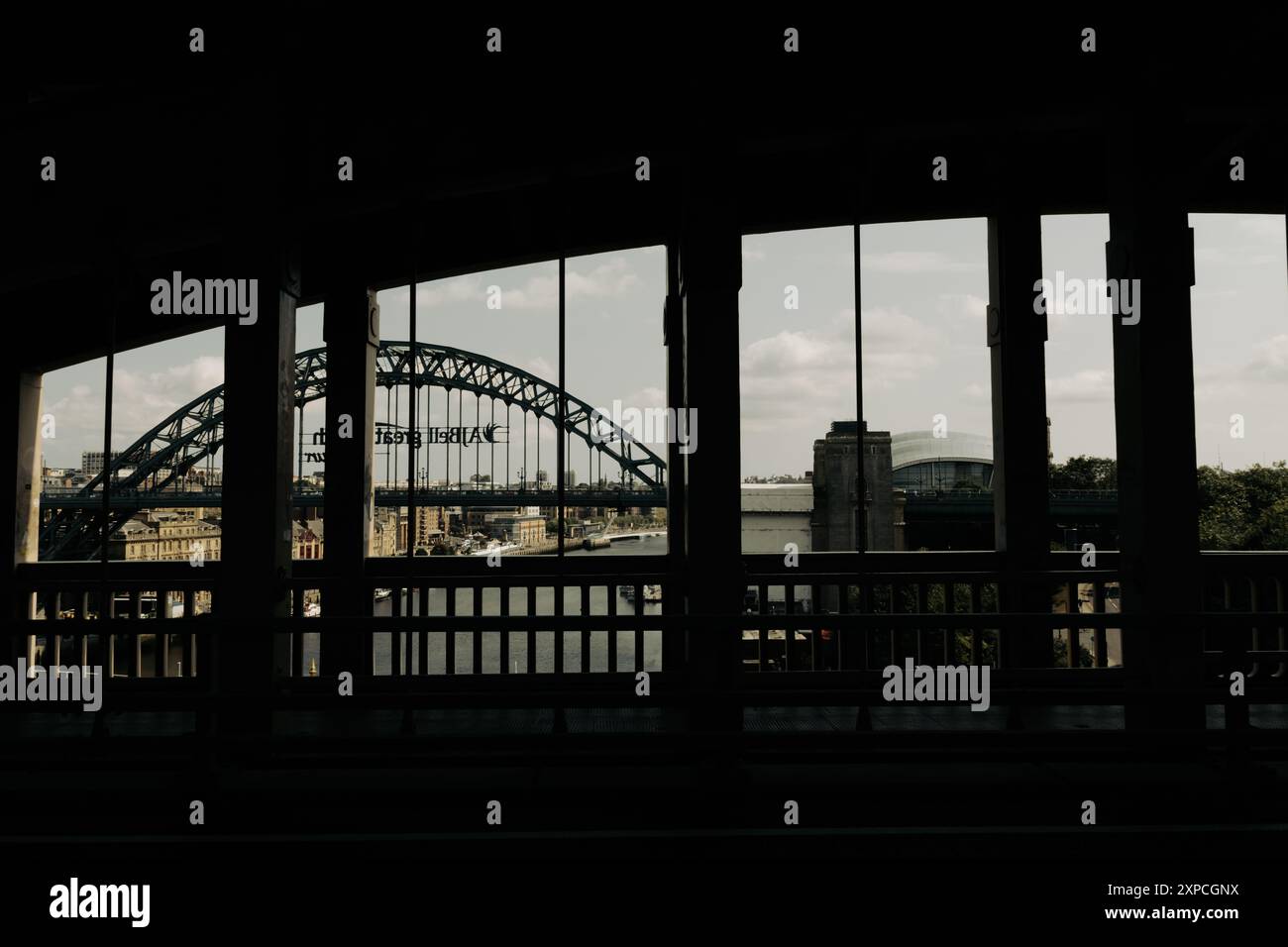 Die Tyne-Brücke wurde in der Silhouette der High Level-Brücke in Newcastle upon Tyne eingerahmt Stockfoto