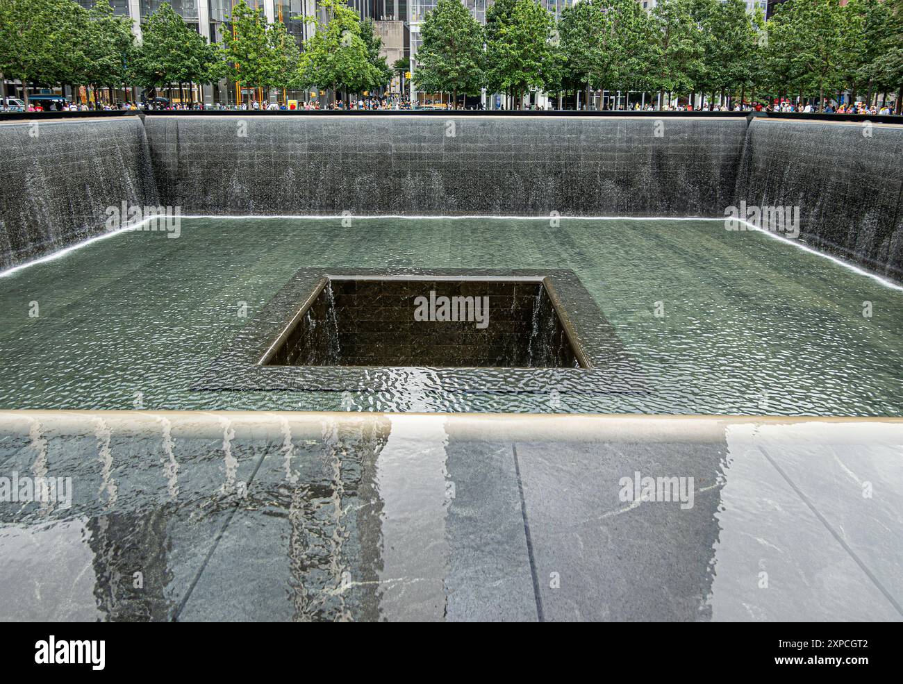 New York, NY, USA - 4. August 2023: 9/11 Gedenkbecken mit grünem Laub Stockfoto