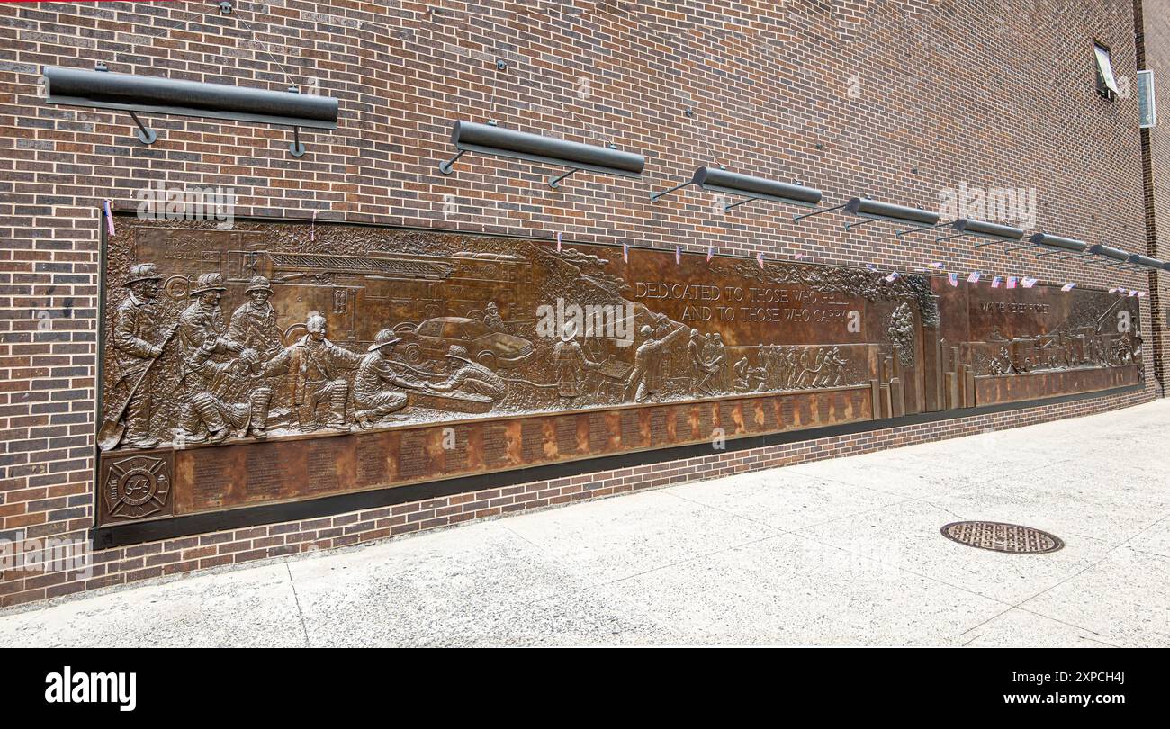 New York, NY, USA - 4. August 2023: FDNY Memorial Wall an der Greenwich Street, die an die Heldenaktionen der FDNY nach dem Angriff von 911 erinnert. Braune Bronze gegen Stockfoto