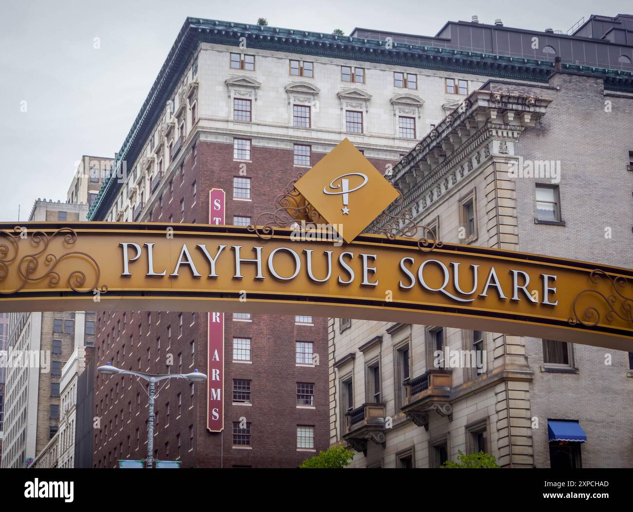 Das Straßenschild „Playhouse Square“ in der Innenstadt von Cleveland, Ohio, ist eines der größten Zentren für darstellende Künste in den USA. Stockfoto