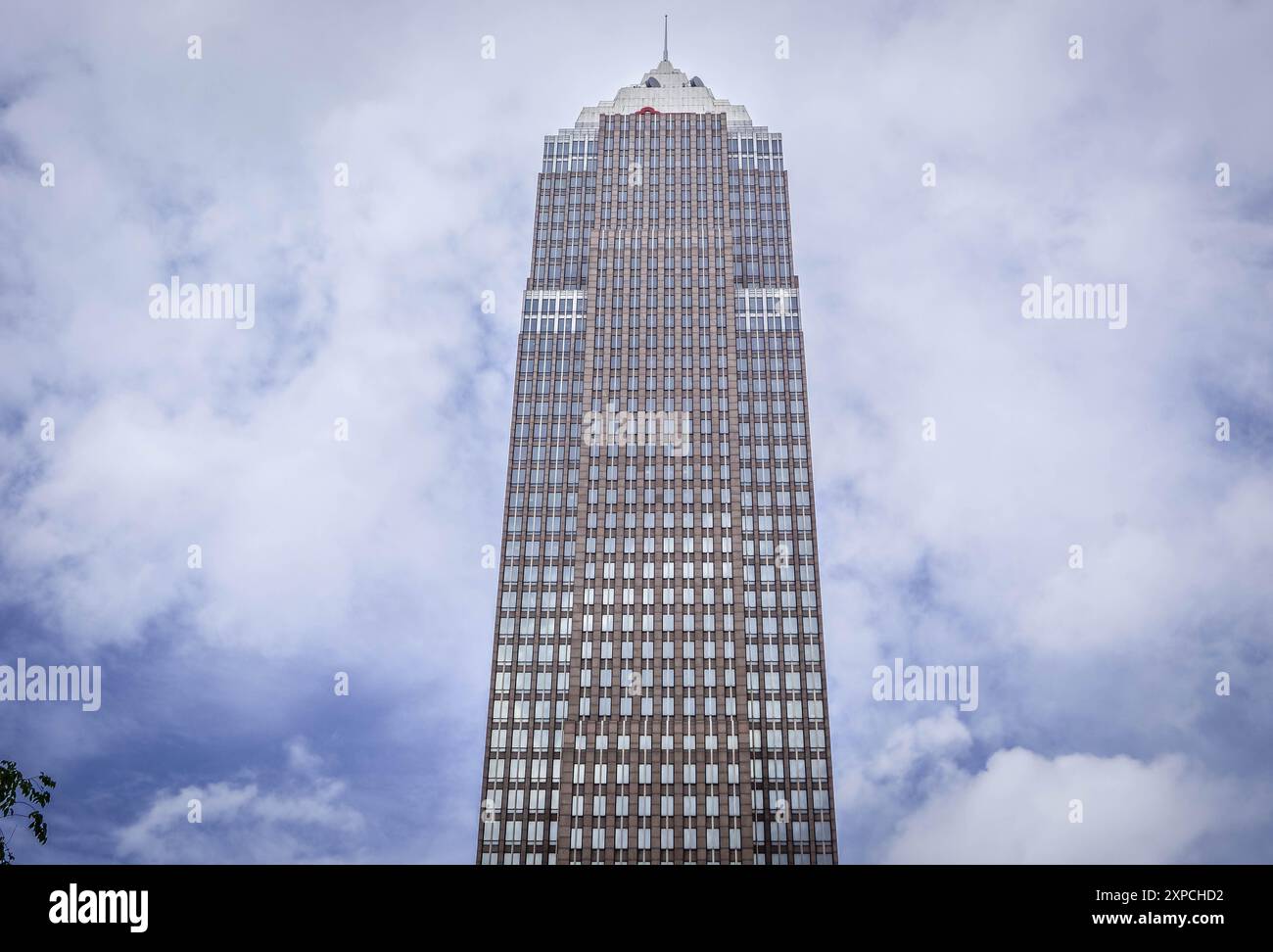 Key Tower, das höchste Gebäude im Bundesstaat Ohio, im Stadtzentrum von Cleveland, mit dem bewölkten Himmel und der Glasfassade. Stockfoto