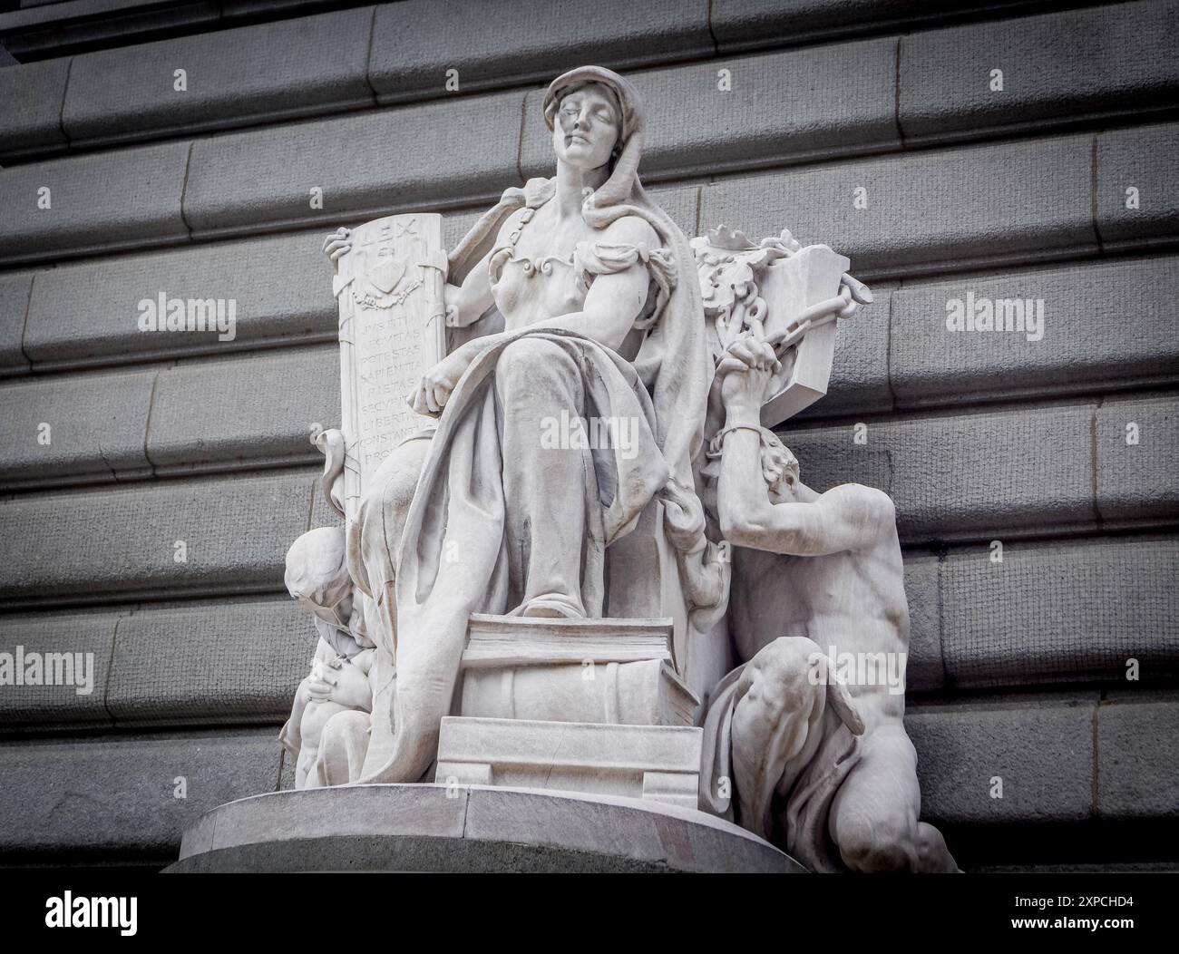 Die wunderschöne Marmorstatue mit der Verschlüsselung "Gerechtigkeit, Alter, Macht, Weisheit, Frömmigkeit, Sicherheit, Freiheit auf Latein in der Innenstadt von Cleveland, Ohio Stockfoto