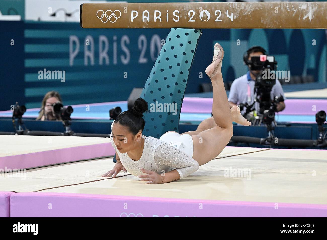 Paris, Fra. August 2024. Die US-Turnerin Sunisa Lee fällt beim Finale der Women's Gymnastics Balance Beam bei den Olympischen Sommerspielen 2024 in Paris am 5. August 2024 in der Bercy Arena in Paris. (Foto: Anthony Behar/SIPA USA) Credit: SIPA USA/Alamy Live News Stockfoto