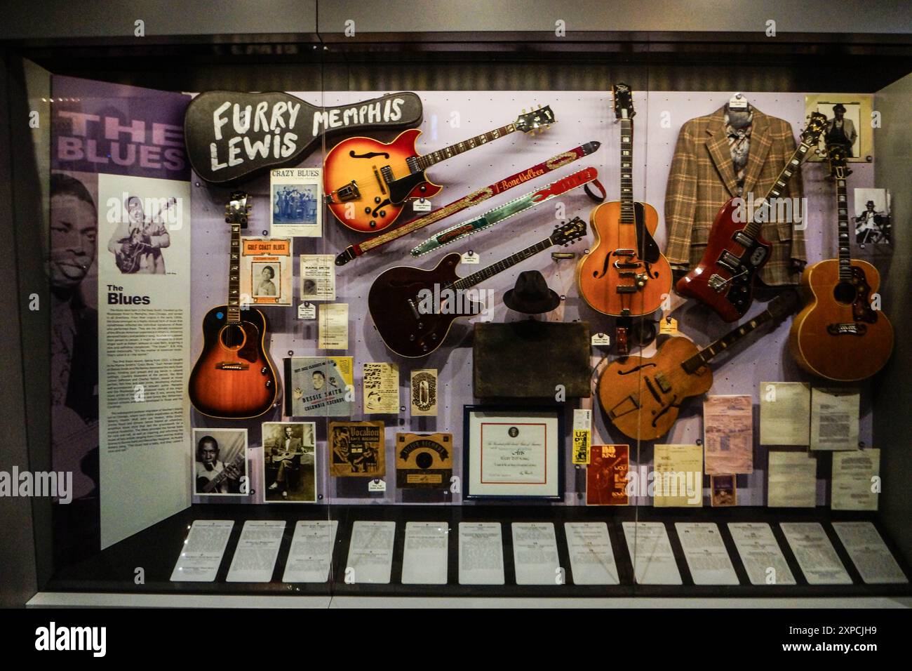 In der Rock and Roll Hall of Fame, einem berühmten Museum in Cleveland, Ohio, werden Musikstars ausgestellt. Hier werden Kleider und Gitarren von Künstlern ausgestellt Stockfoto